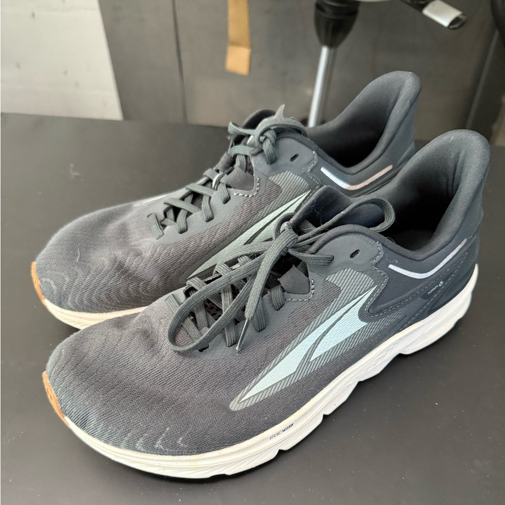 Women’s Altra Torin 6 running shoe. Barely worn.